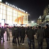 Dav migrant ped hlavnch ndram v Koln nad Rnem, kde dolo k srii...