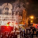 Rozzuen dav v rnskm Tehernu zaplil ambasdu Sadsk Arbie. Jednalo se o reakci na popravu rnskho duchovnho Nimra al Nimra.
