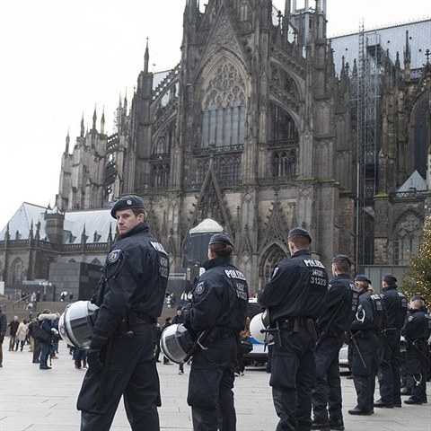 Policie hldkuje ped katedrlou v Koln nad Rnem po silvetrovsk udlostech,...