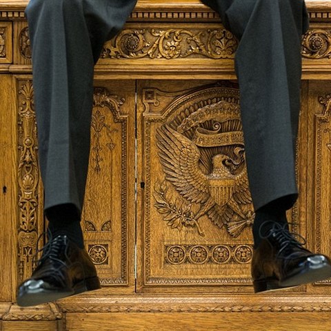 Neformln chvilka prezidenta Obamy, bhem n sed na desce staroitnho stolu...