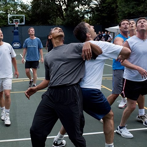 Obama bhem basketballovho zpasu se leny americkho parlamentu a sentu.