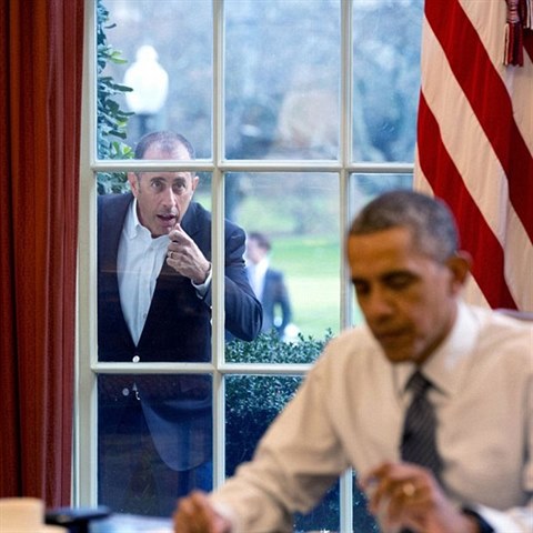 Na okno Obamovy kancele klepe populrn komik Jerry Seinfeld.