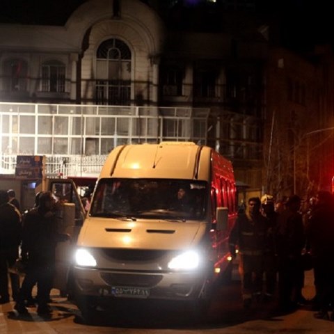Policist zatkli 40 demonstrant, kte zdevastovali budovu ambasdy.