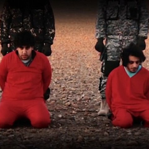 Zajatci islamist jsou ped kamerami zasteleni zezadu do hlavy.