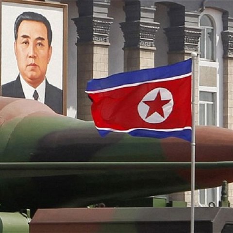 Demonstrace sly ukazovnm jadernch hlavic na pehldkch je v Severn Koreji...