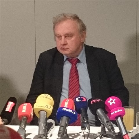 Miloslav Ransdorf svolal tiskovou konferenci, kde ml vysvtlit svou vcarskou...