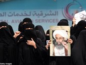 Iránské eny zahalené do burek protestují proti saudské vlád s portrétem...