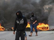 íitové zapalovali pneumatiky bhem protest proti saudskoarabské vlád ve...