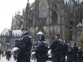Policie hlídkuje ped katedrálou v Kolín nad Rýnem po silvetrovský událostech,...