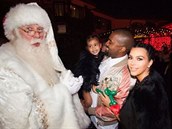 Manelé Westovi se starí dcerou North na vánoním veírku 2015.