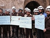 Domobrana demonstruje kvli tm, kteí vyhladovli k smrti v Aleppu.