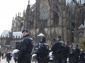 Policie na námstí ped katedrálou v Kolín nad Rýnem.