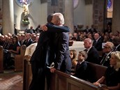 Obama objímá svého pítele viceprezidenta Joe Bidena na pohbu jeho nejstarího...