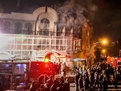 Rozzuený dav v íránském Teheránu zapálil ambasádu Saúdské Arábie. Jednalo se o...