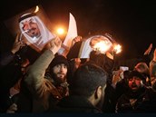 Demonstranti pálili portréty saúdského krále .