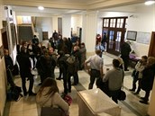 Lidé ped soudní síní v Krajském soudu v Ostrav