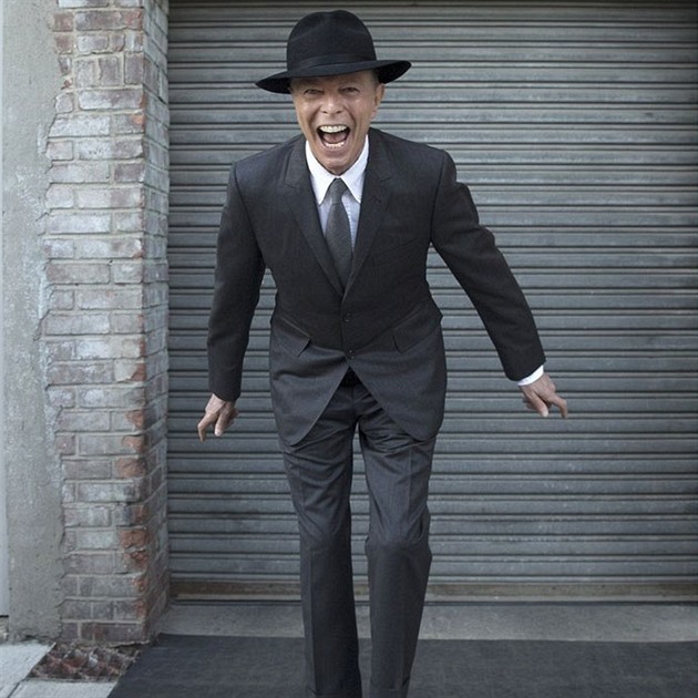 David Bowie na své poslední profesionální fotografii propagující jeho...
