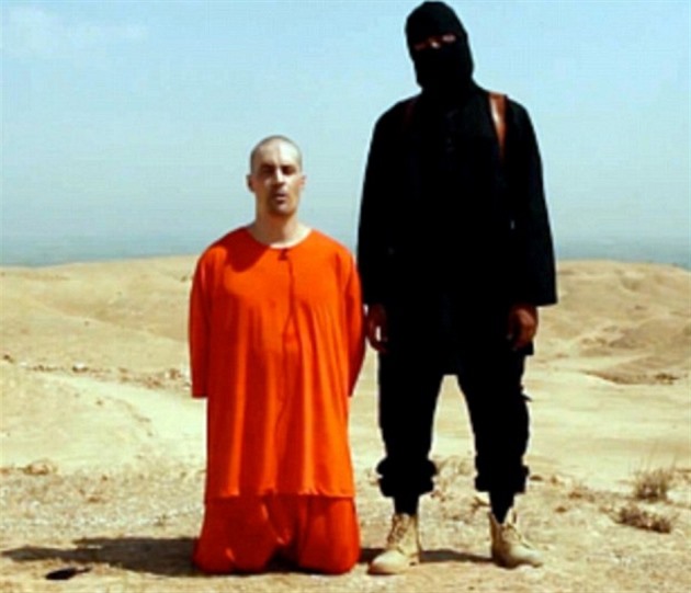 Na videjích Islámského státu popravoval Dihádista John zajatce.