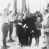 Goebbelsovi šel za svědka Adolf Hitler (vpravo muž v kloubouku).