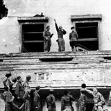 ertujc vojci Spojenc, kte paroduj Hitlera z jeho balkonu (1945).