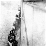 Peiv z Titanicu naloujc se na zchrannou lo Carpathia (1912).