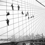 Natrn Brooklynskho mostu v roce 1914.