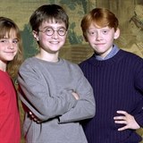 Emma Watson s kolegy z HP Danielem Radcliffem a Rupertem Grintem v roce 2001,...