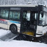 K nehodě naštěstí došlo když v autobusu neseděli žádní lyžaři a obešla se tak...