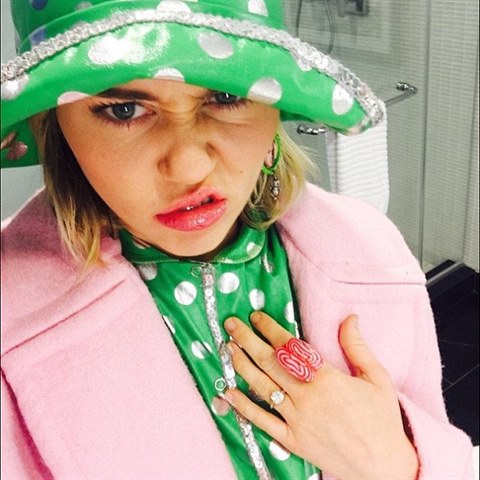 Co se j to leskne na prstenku? Miley Cyrus tuhle fotku sdlela na Instagram.