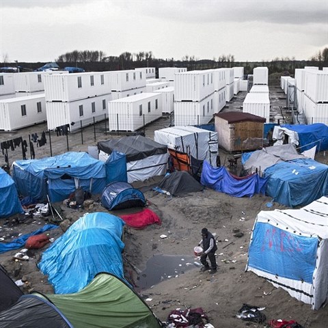 Pro uprchlky ve francouzskm Calais vyrostlo nov ubytovn v obytnch...