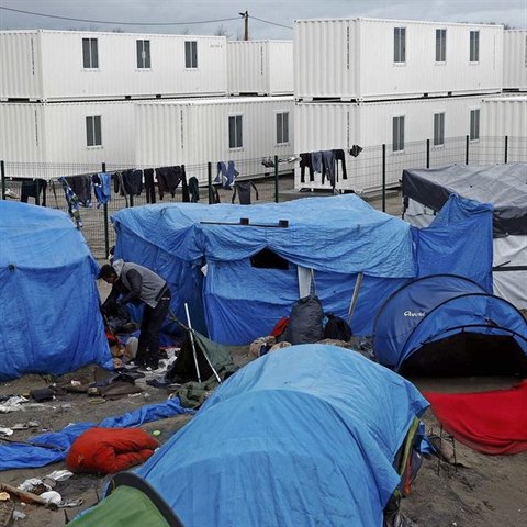 I navzdory lepmu bydlen se stle vtina uprchlk chce z Calais dostat do...