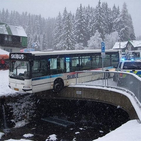 V Peci pod Snkou dolo k hrzostran vypadajc nehod skibusu. Po smyku...