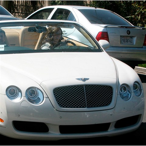 Jennifer Love Hewitt jezd v Bentley.