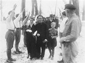 Goebbelsovi el za svdka Adolf Hitler (vpravo mu v kloubouku).