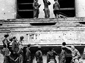 ertující vojáci Spojenc, kteí parodují Hitlera z jeho balkonu (1945).