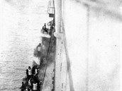 Peiví z Titanicu naloující se na záchrannou lo Carpathia (1912).