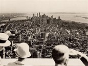 Vyhlídka z práv otevené budovy Empire State Building (1931).