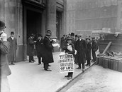 Chlapec prodávající v New Yorku veerní noviny se zprávou o potopení Titanicu.