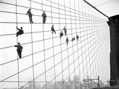 Natírání Brooklynského mostu v roce 1914.