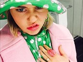 Co se jí to leskne na prsteníku? Miley Cyrus tuhle fotku sdílela na Instagram.