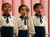 Dtské sbory zpívají svým vdcm oslavné písn v Severní Koreji. Nyní u i v...