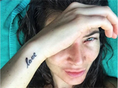 Monika si nechala na ruku vytetovat slovo Love. Stejné tetování si ped asem...