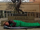 Takhle si Arnold Schwarzenegger ustlal pod vlastní sochou.