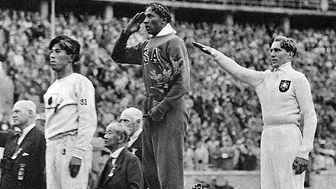 Olympijský vítz ve skoku do dálky Amerian Jesse Owens (uprosted) bhem...