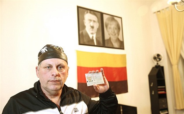 Romano Lukas Hitler ukazuje obanku s ábelským jménem. Za ním visí papá Hitler...