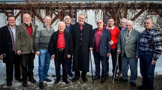 Vláda Miloe Zemana se sela po 14 letech. Namísto úadu se zasedání odehrávalo...