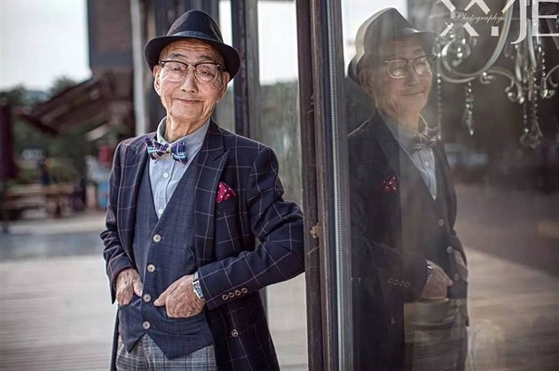 Z pětaosmdesátiletého dědy se stala módní ikona.
