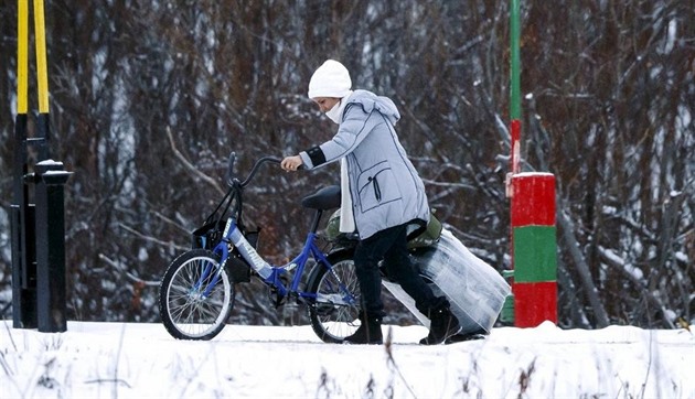 Hraniní pechod mezi Norskem a Ruskem musí uprchlíci pekonat na kole.