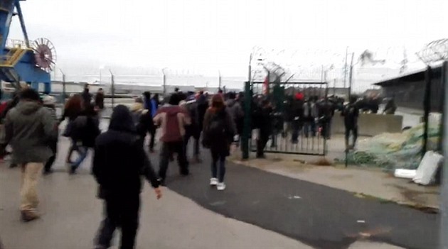 Pístav v Calais byl po snaze uprchlík o násilné vniknutí uzaven.