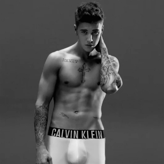 Na fotkách z kolekce spodního prádla z roku 2015 je evidentní, e má Bieber...